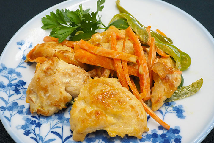 鶏ささみとニンジンのマヨポン炒め
